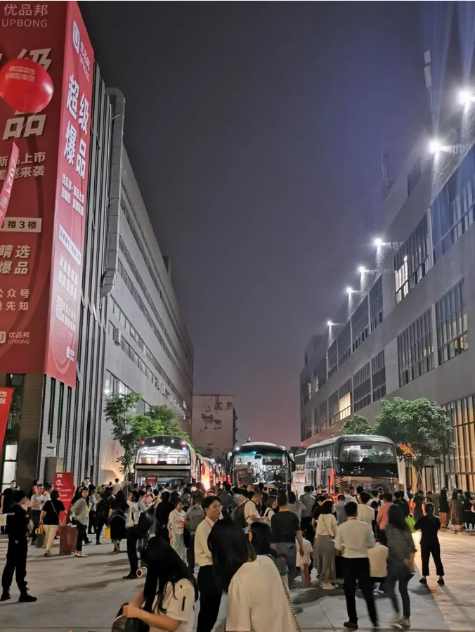 晚上10點的迪歐集團江門辦公展廳，依然客流不斷